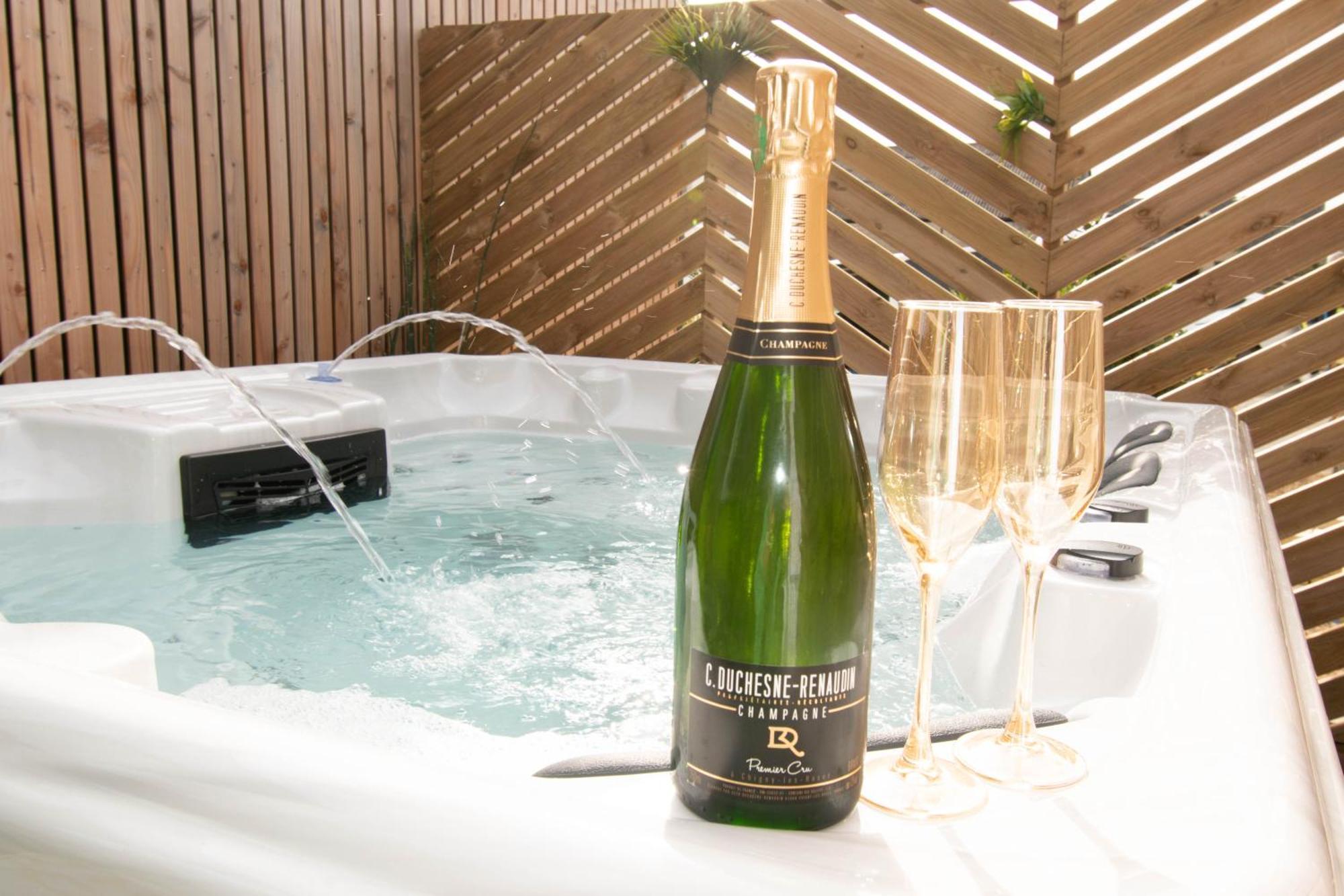 Studio Les 2 Fees - Jacuzzi - Deco Feerique Montfort-sur-Meu Buitenkant foto