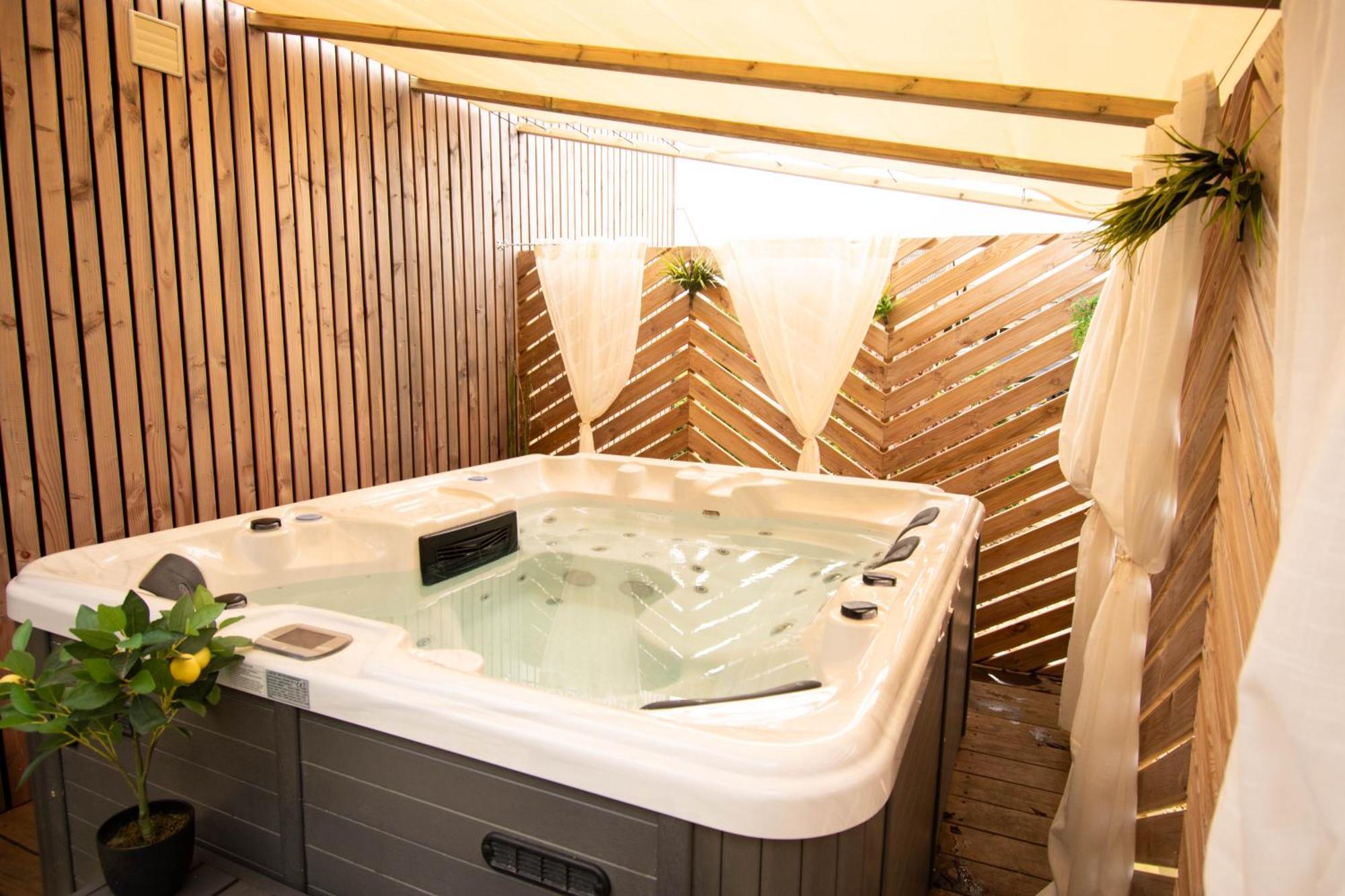 Studio Les 2 Fees - Jacuzzi - Deco Feerique Montfort-sur-Meu Buitenkant foto
