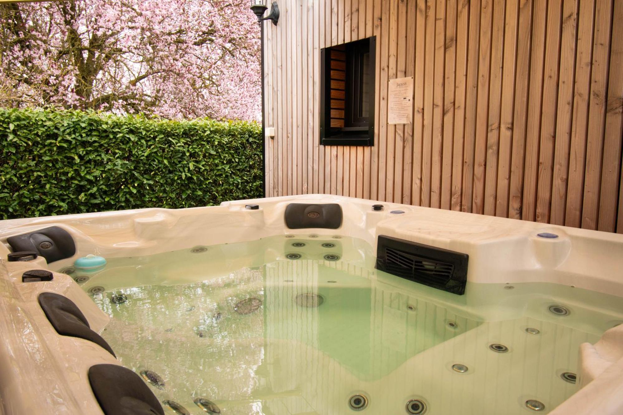 Studio Les 2 Fees - Jacuzzi - Deco Feerique Montfort-sur-Meu Buitenkant foto
